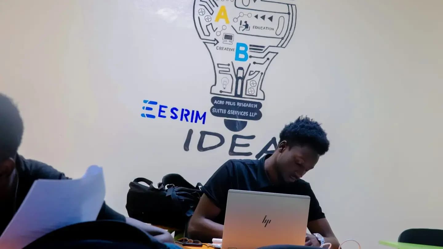 Étudiants de l’ESRIM travaillant en groupe avec un ordinateur